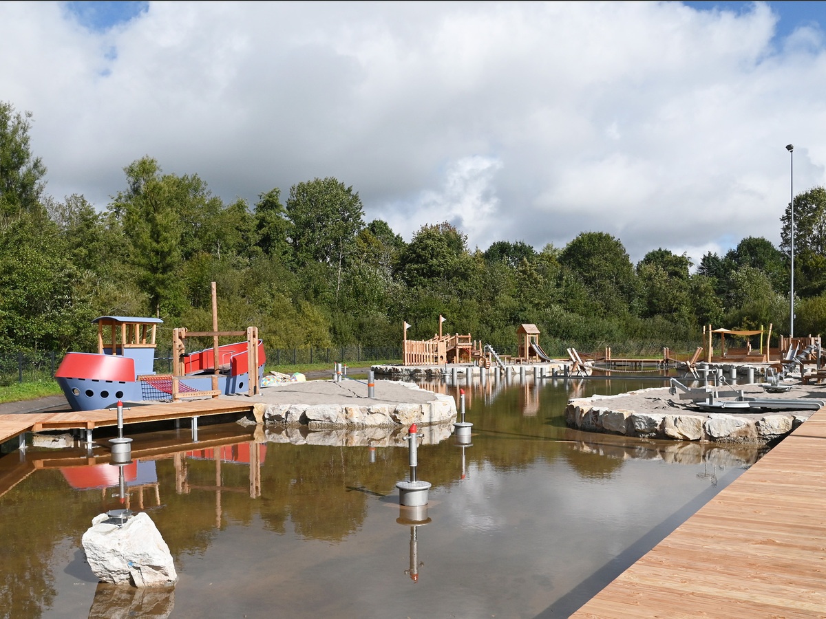 Gesamtansicht des Wasser-Spielplatzes am Bostalsee. 