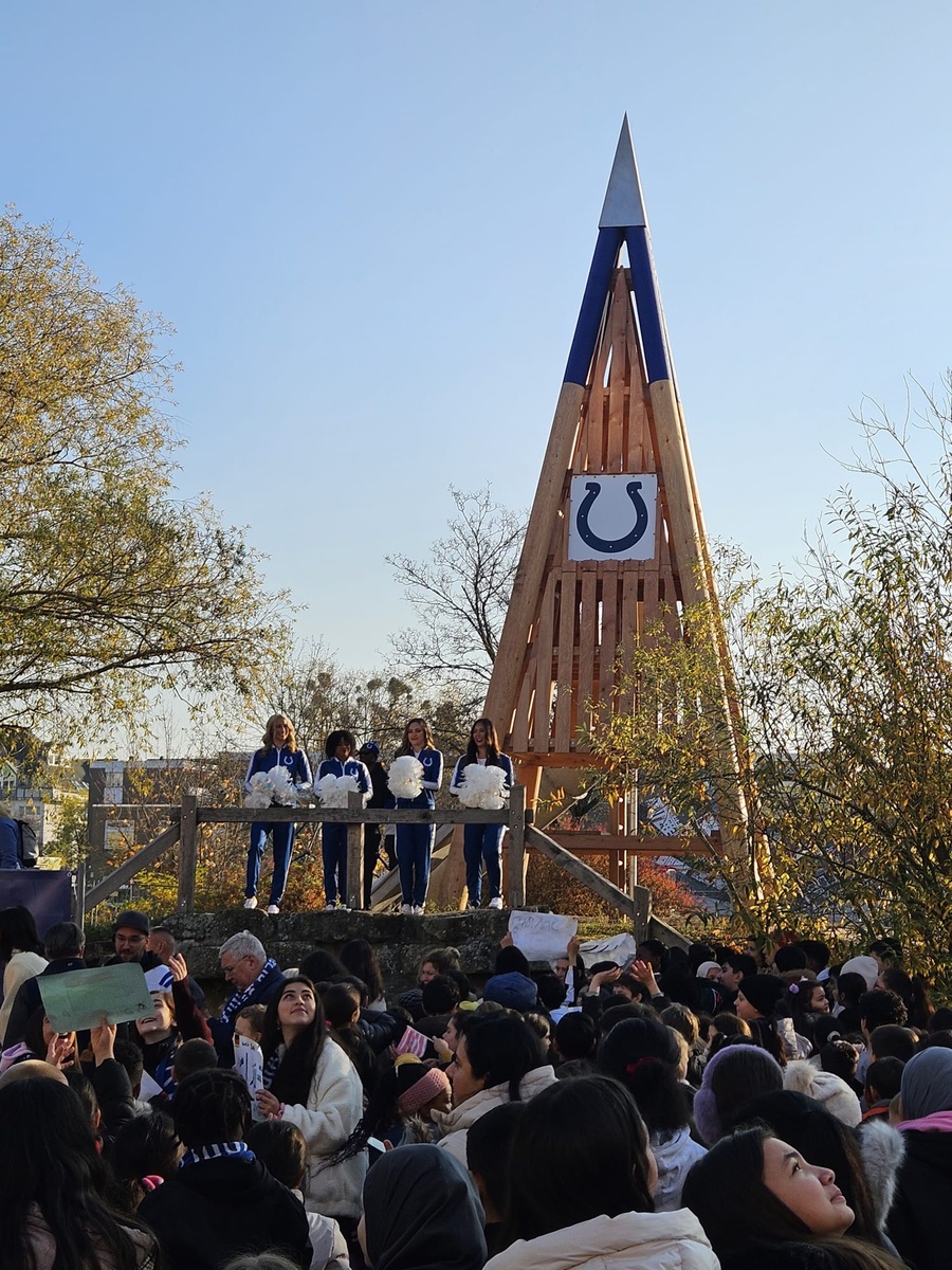 Cheerleader der Indianapolis Colts vor dem Pyramidenturm bei der Eröffnung des neuen Spielplatzes an der Christian-Morgenstern-Grundschule in Berlin-Spandau. 
