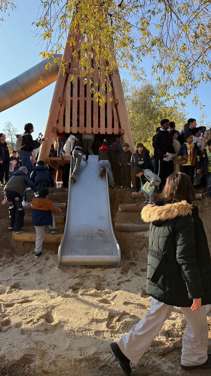 Ansturm der Kinder der Christian-Morgenstern-Grundschule auf den Pyramidenturm bei der Eröffnung des neuen Spielplatzes. 