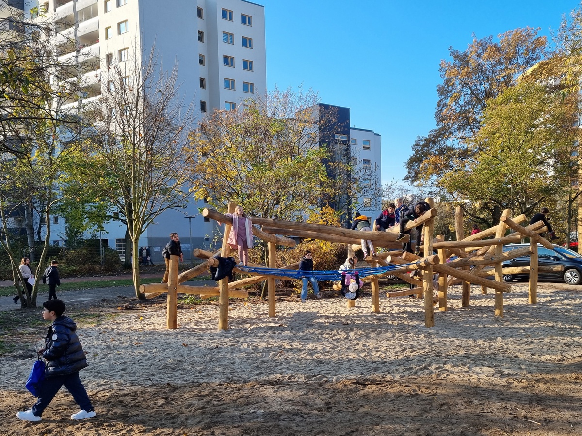 Kinder spielen an der Kletterstruktur auf dem Spielplatz der Christian-Morgenstern-Grundschule in Berlin Spandau. 