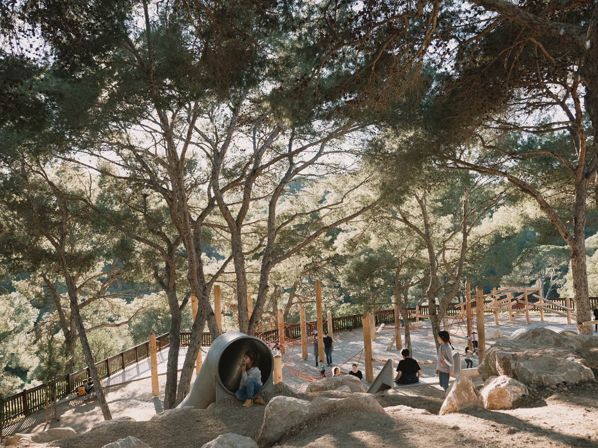 Naturspielplatz unter Pinien im Castell de Bellver Park, Mallorca.