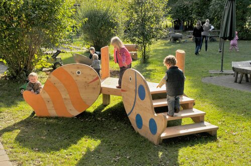 4.08502 Kleine Fische mit Rampe Treppe und Rutsche