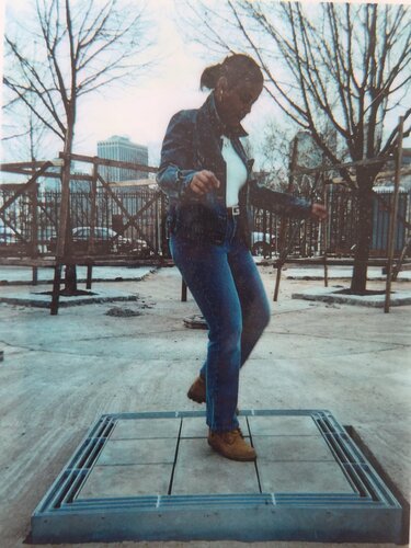 Frau auf Spielplatz