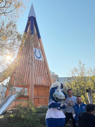 Blue, Maskottchen der Indianapolis Colts, vor dem Pyramidenturm bei der Eröffnung des neuen Spielplatzes an der Christian-Morgenstern-Grundschule in Berlin-Spandau. 