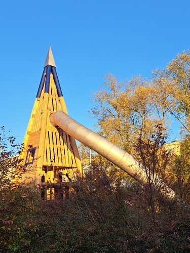 Pyramidenturm mit Tunnelrutsche der Christian-Morgenstern-Grundschule in Berlin. 