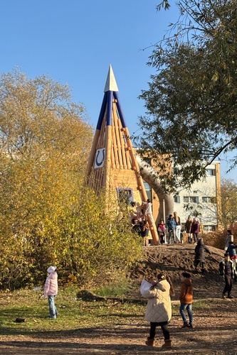  Pyramidenturm mit Tunnelrutsche auf dem Spielplatz der Christian-Morgenstern-Grundschule in Berlin Spandau. 