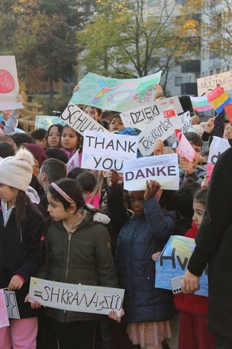 Children at Christian Morgenstern Primary School thank the Indianapolis Colts and the NFL Foundation with homemade thank-you signs.