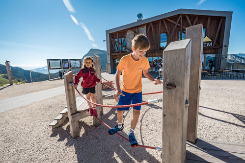 Children run across a Totter Trail Variant 01 with a balacing rope. 