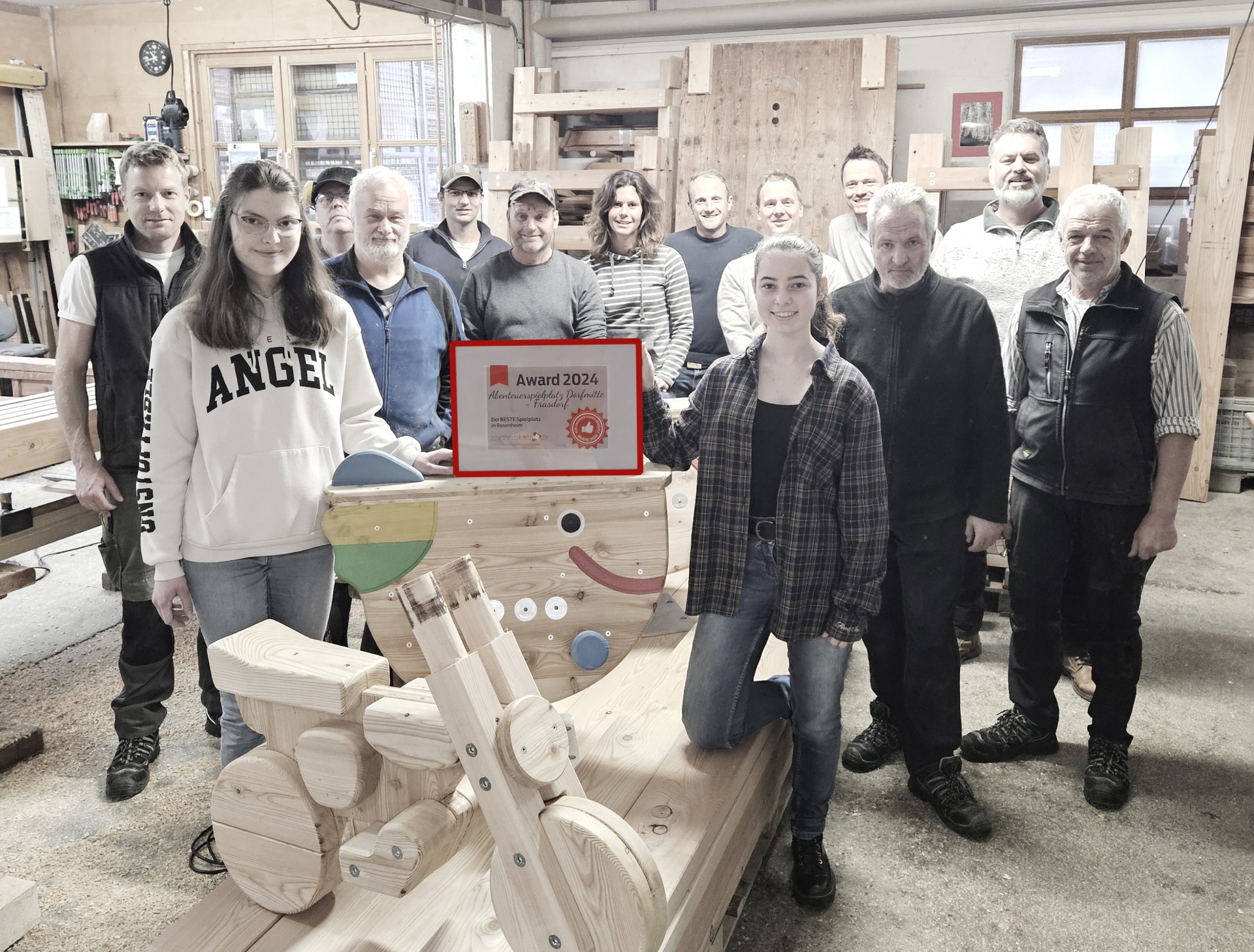 Mitarbeiter aus Büro und Werkstatt bedanken sich für den Award 2024 von Rosenheimsbeste.de