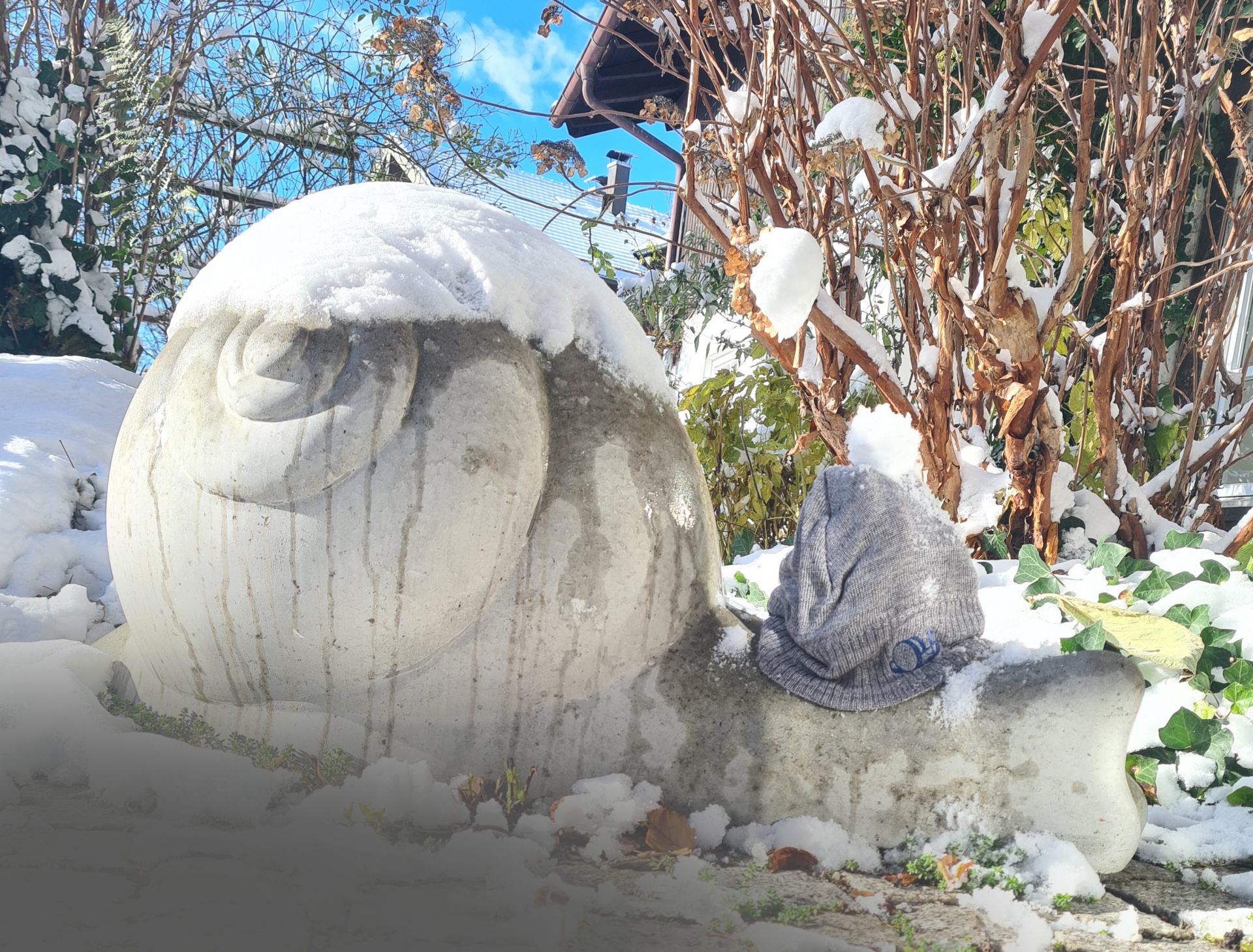Die Richter Schnecke aus Beton im Schnee vor dem Firmengebäude