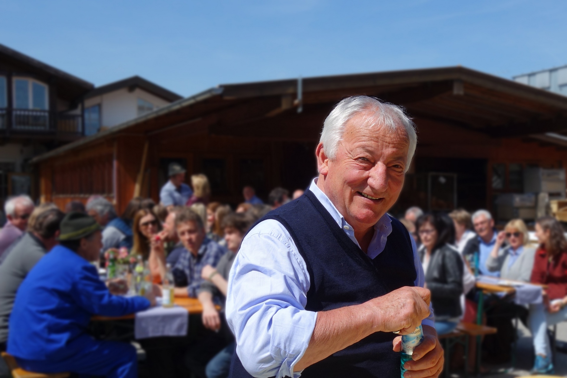 Julian Richter Senior bei einer Mitarbeiterfeier auf dem Firmengelände
